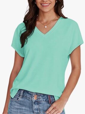Relaxed V-Neck Short Sleeve Tee in Mint Green, Large